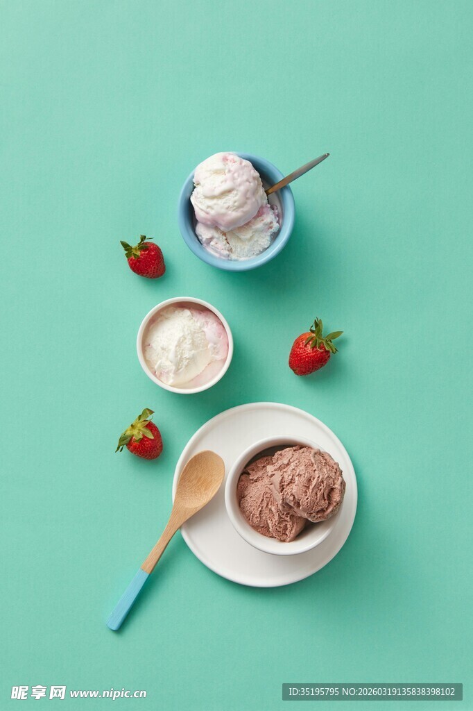 美味冰淇淋与新鲜草莓
