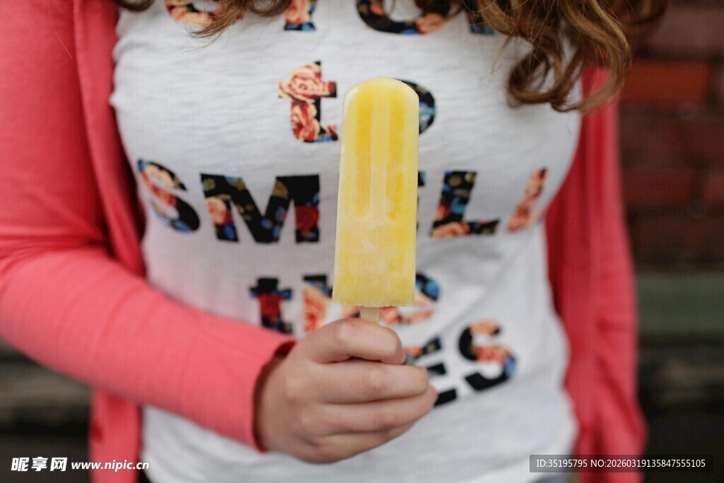 手持黄色冰棒的时尚女孩