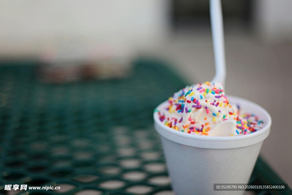 撒满糖屑的美味冰淇淋