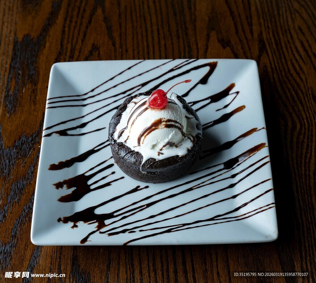 巧克力淋酱冰淇淋甜点