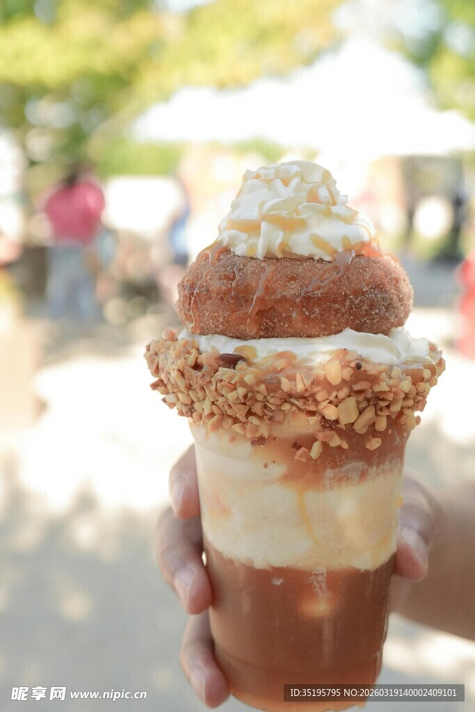 手持美味多层奶油冰淇淋