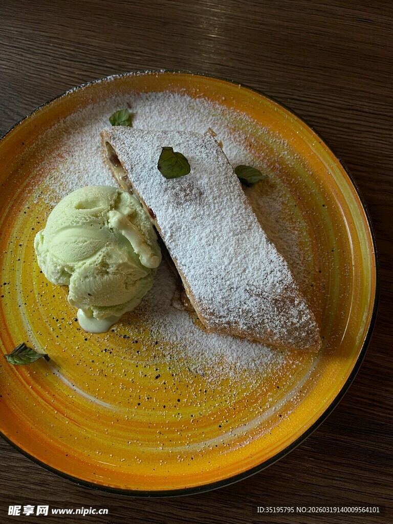 橙盘上的美味甜点与冰淇淋