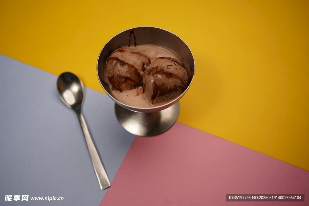多彩背景上的美味巧克力冰淇淋