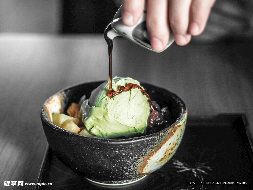 抹茶冰淇淋浇淋糖浆瞬间