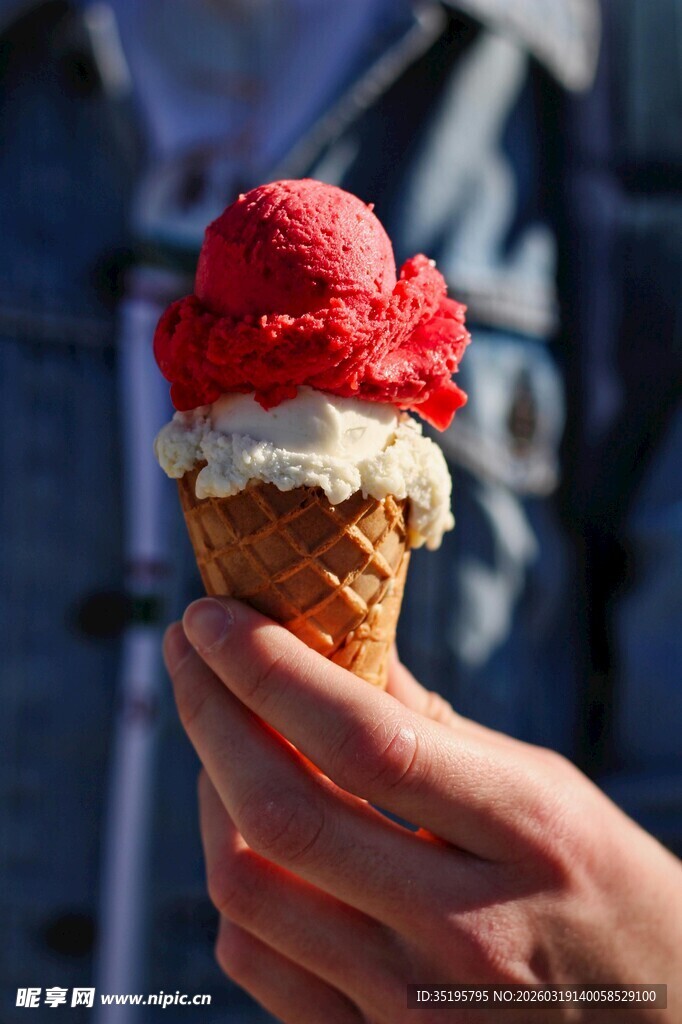 手持双色美味冰淇淋