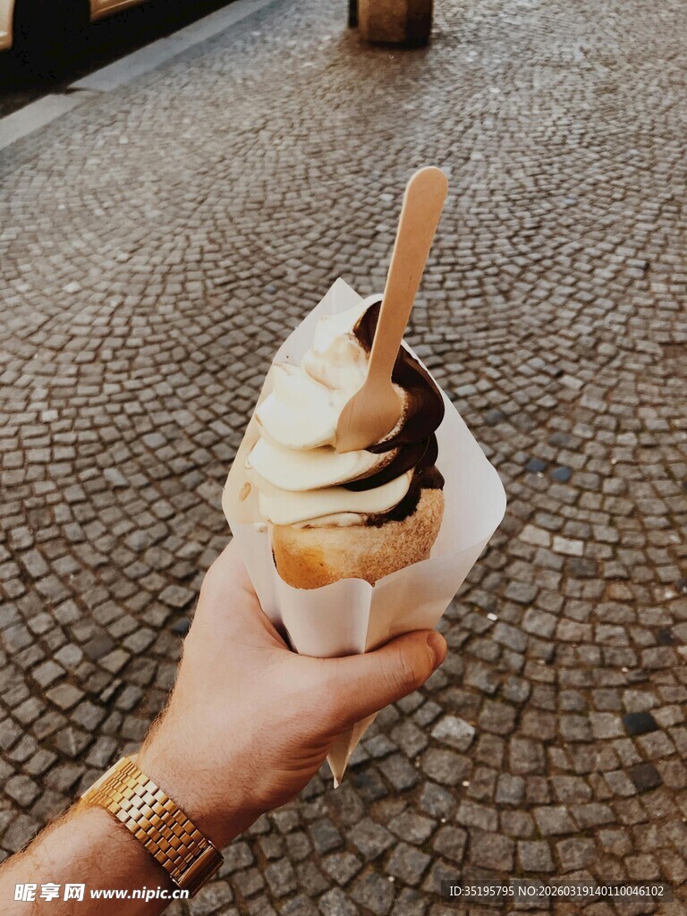 手持美味冰淇淋特写