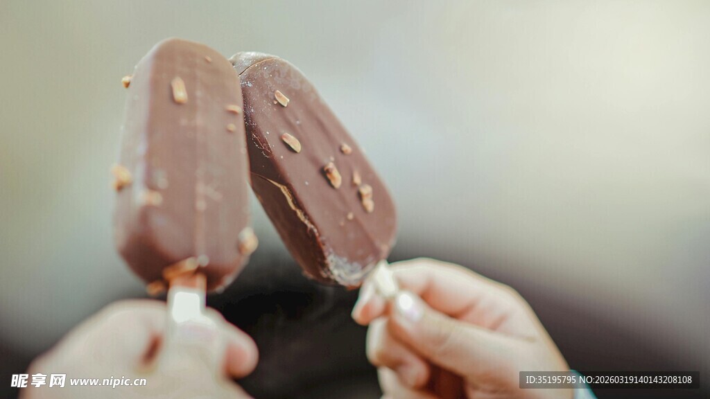 两人手持巧克力味冰棍