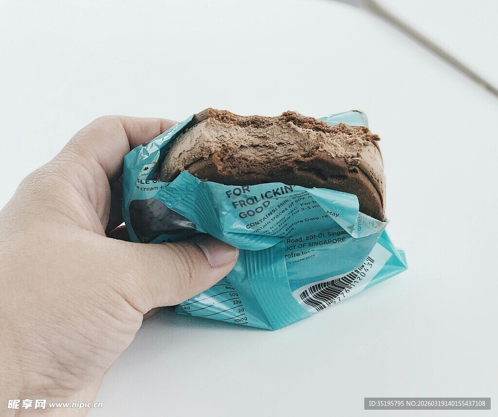 手拿包装好的美味汉堡