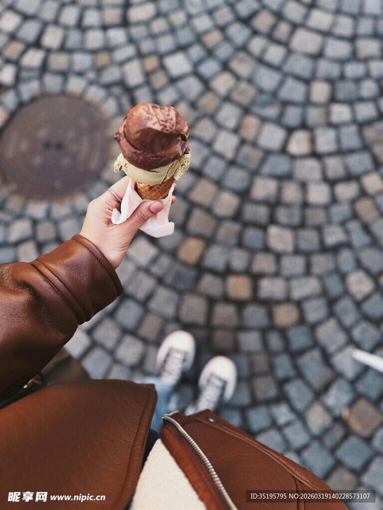 街头手持冰淇淋的惬意瞬间