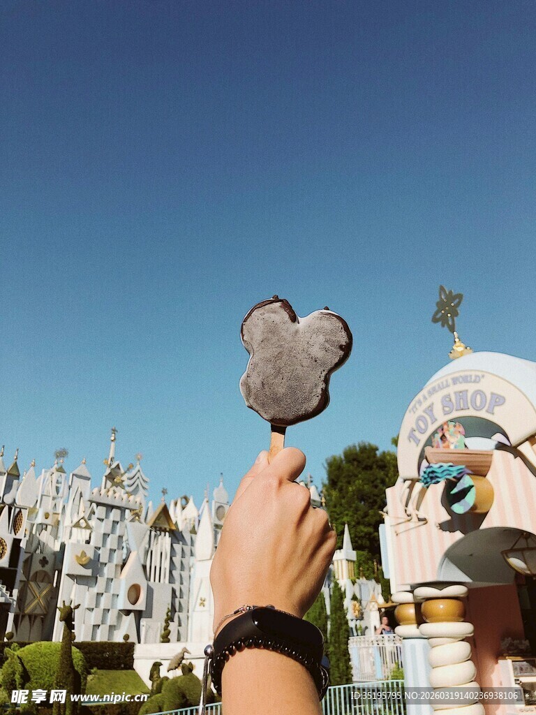 手持米奇气球于迪士尼游玩