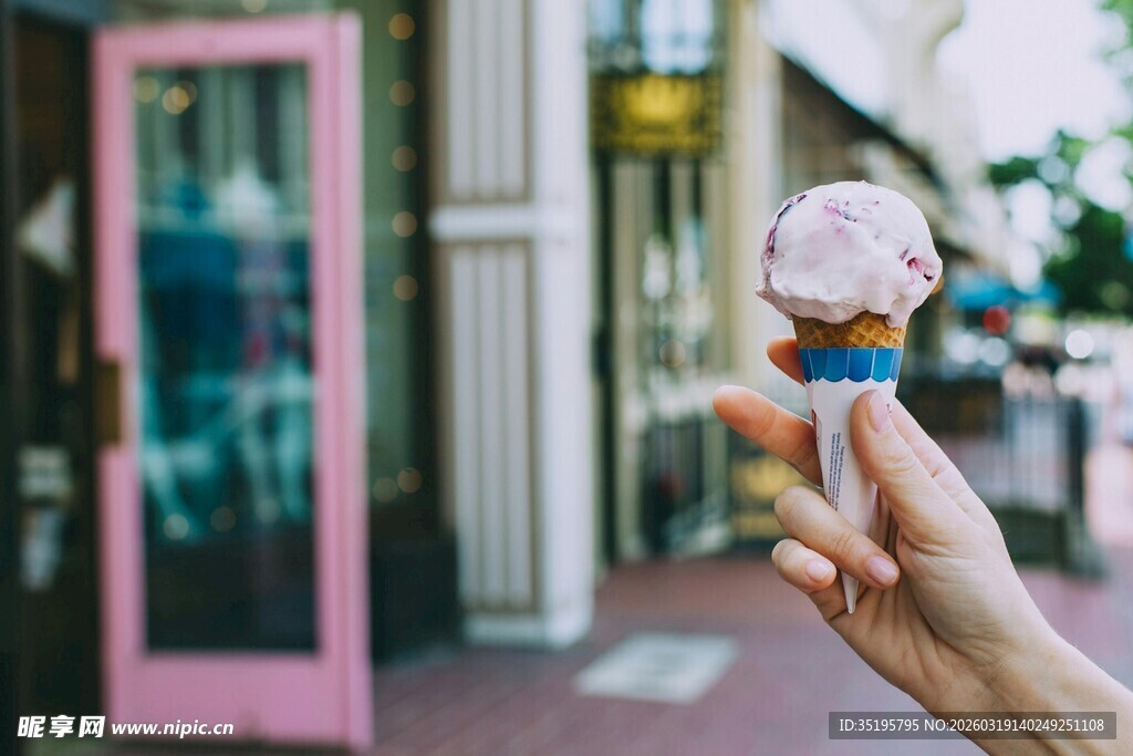 手持梦幻冰淇淋的美好瞬间