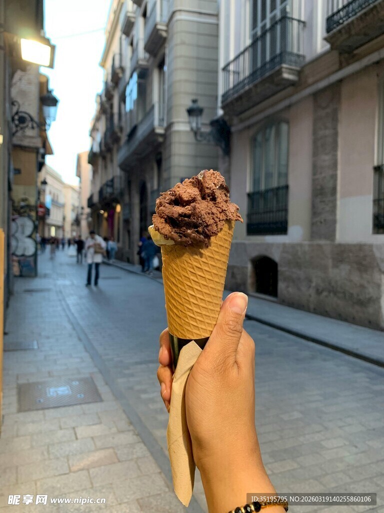 街头手持美味冰淇淋瞬间