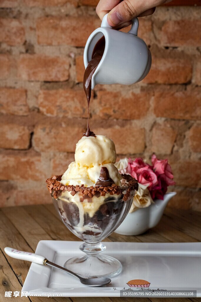 美味冰淇淋正被淋上酱料