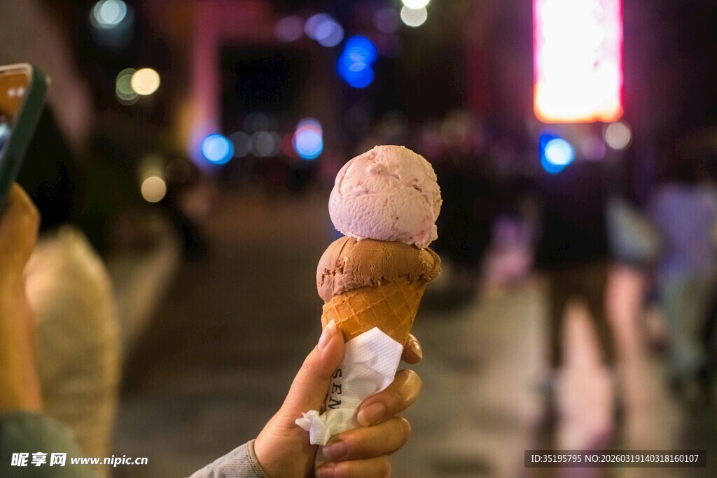 街头手持的美味冰淇淋