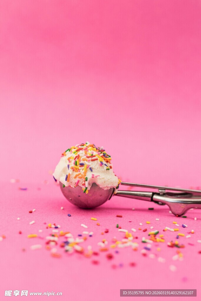 粉色背景上的糖霜彩糖小勺