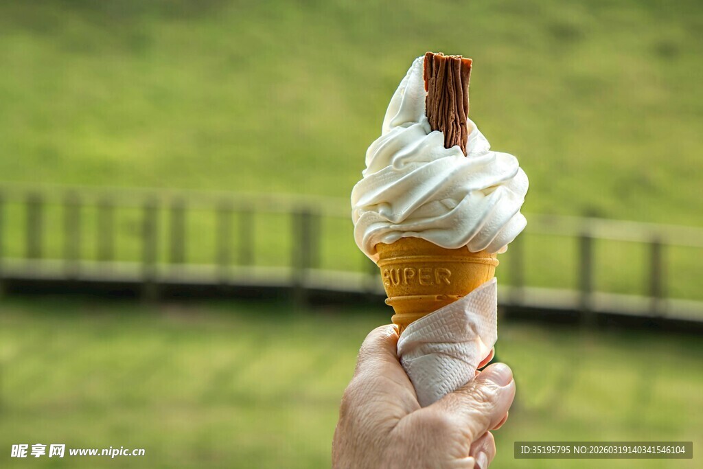 手持美味冰淇淋甜筒