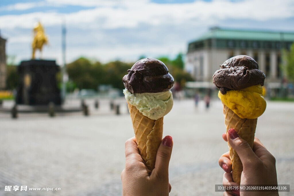 街头手持双色美味冰淇淋