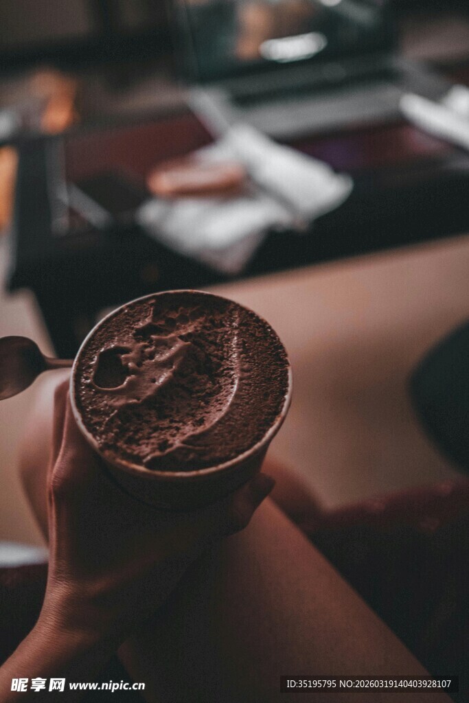 手捧精美拉花的一杯咖啡