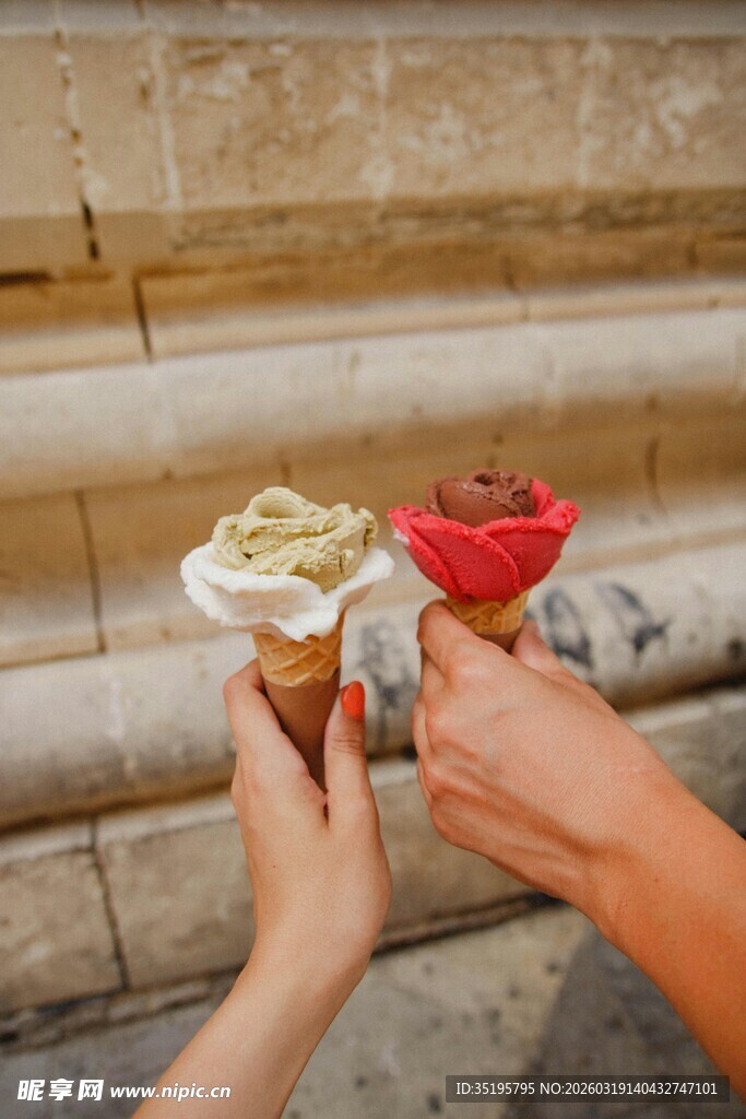 手持美味冰淇淋的惬意时刻