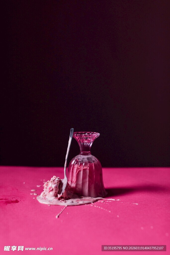 粉色背景上的精致小物件