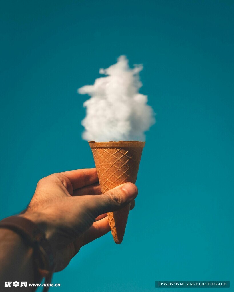 手持云朵冰淇淋