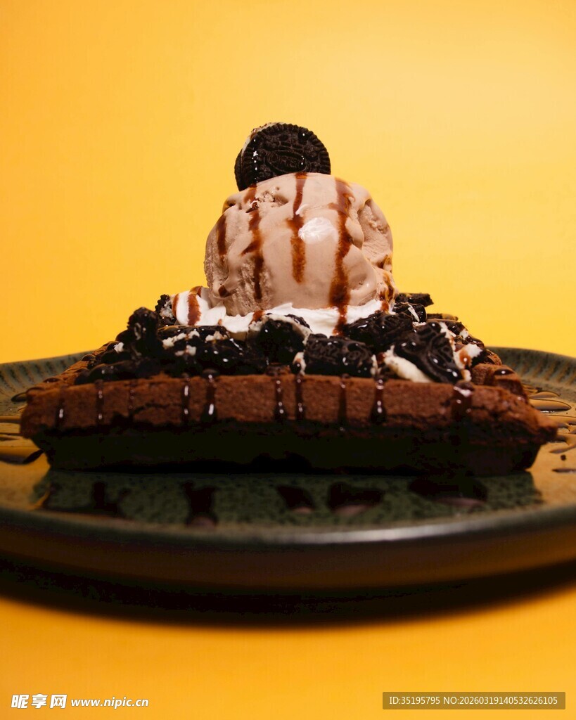 巧克力冰淇淋搭配巧克力蛋糕