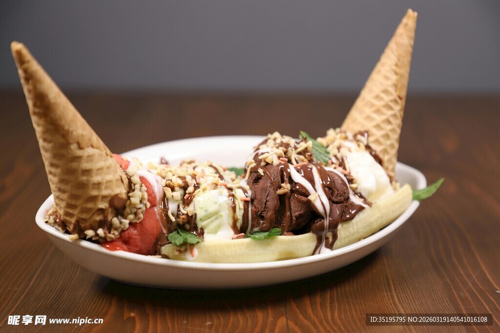 美味冰淇淋甜筒碗