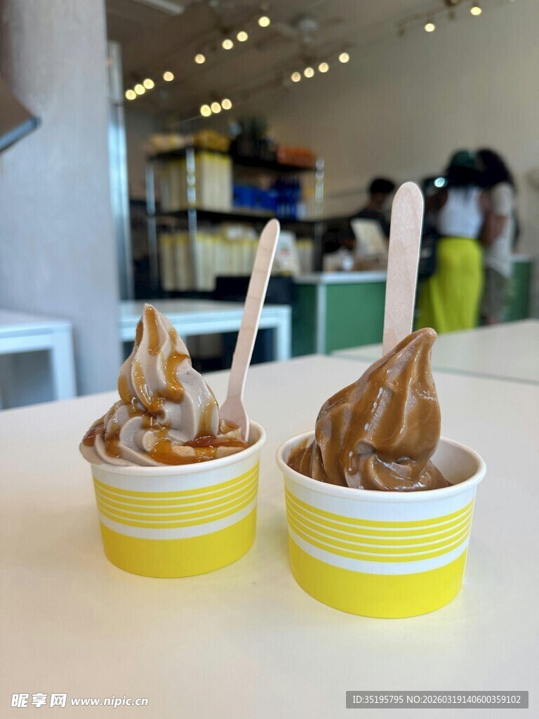 双色美味冰淇淋在杯