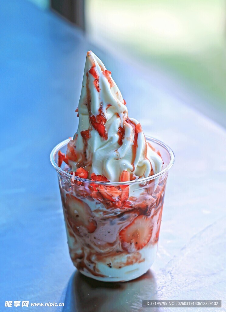 草莓奶油冰淇淋杯