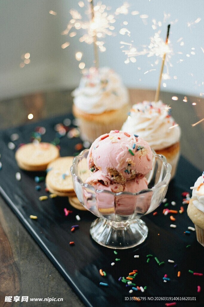 美味甜点搭配闪亮烟火