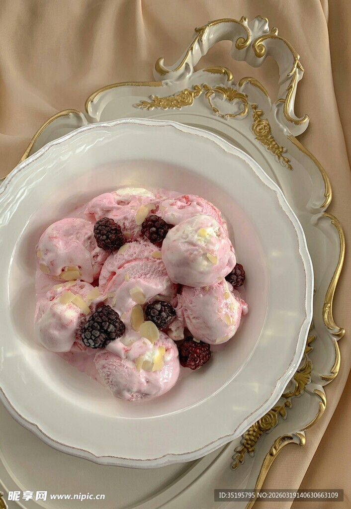 精致碗装粉色糕点配浆果