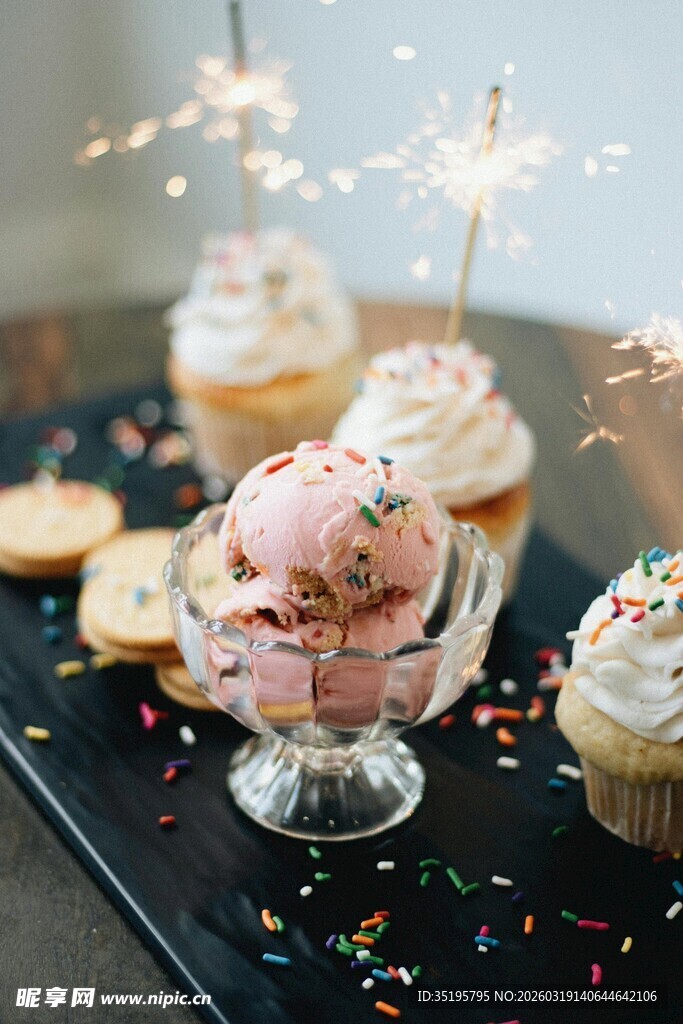 美味冰淇淋搭配缤纷甜点