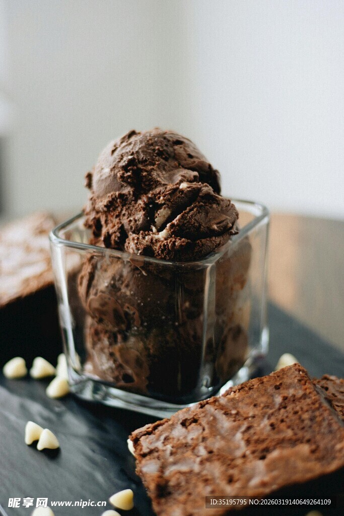 美味巧克力冰淇淋与布朗尼
