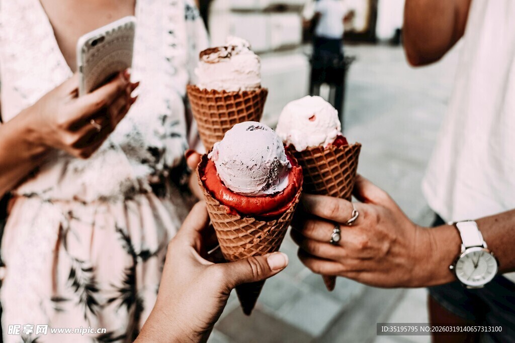 多人手持美味冰淇淋
