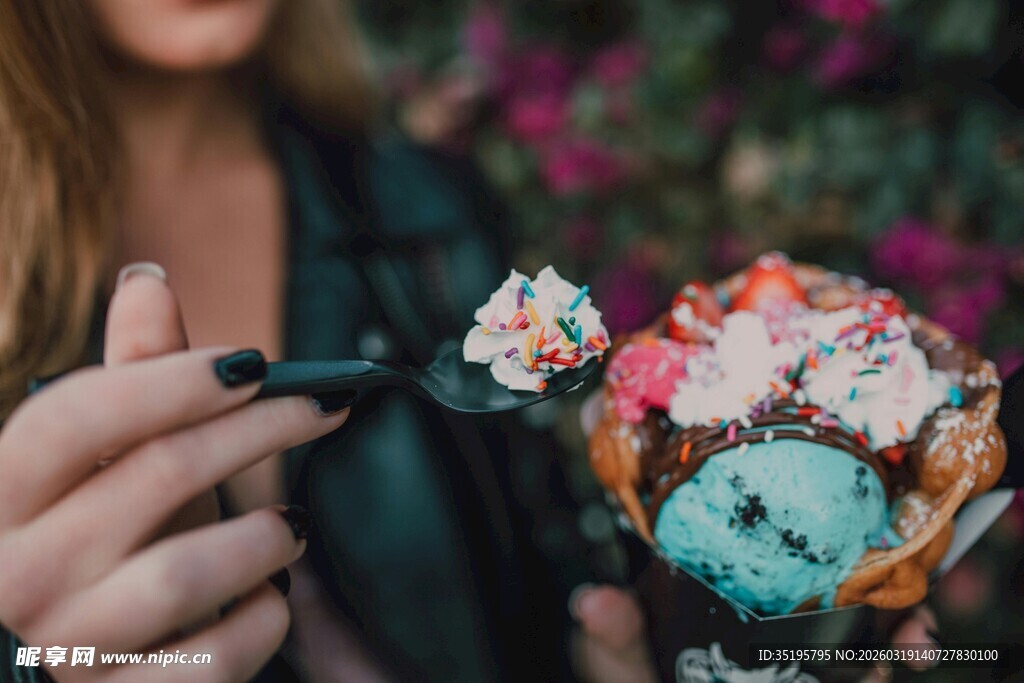 手持多彩美味冰淇淋