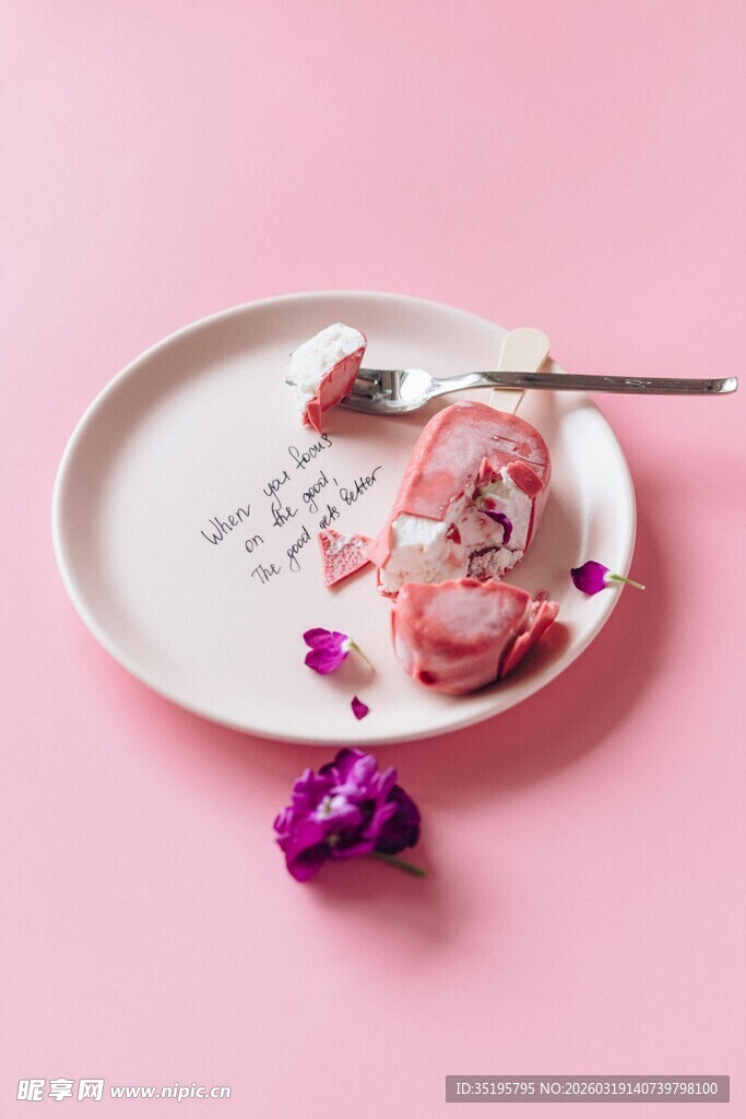 粉色系精致甜点摆盘