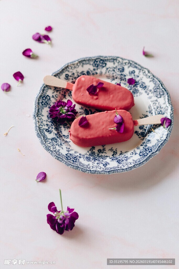 草莓冰棍摆于精致盘中