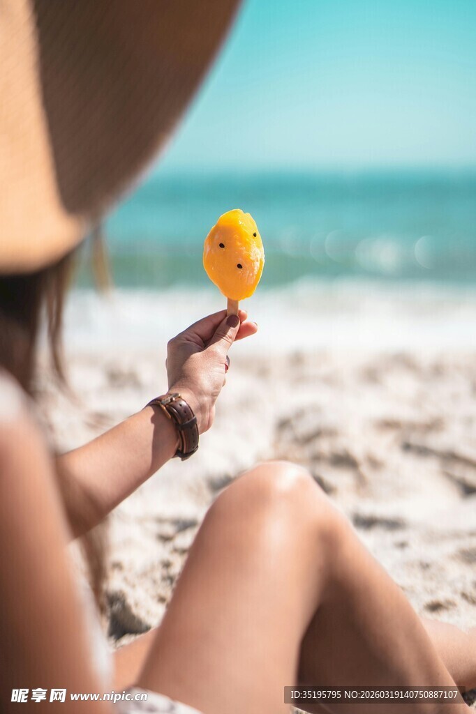 海滩上手持小黄鸭的女子