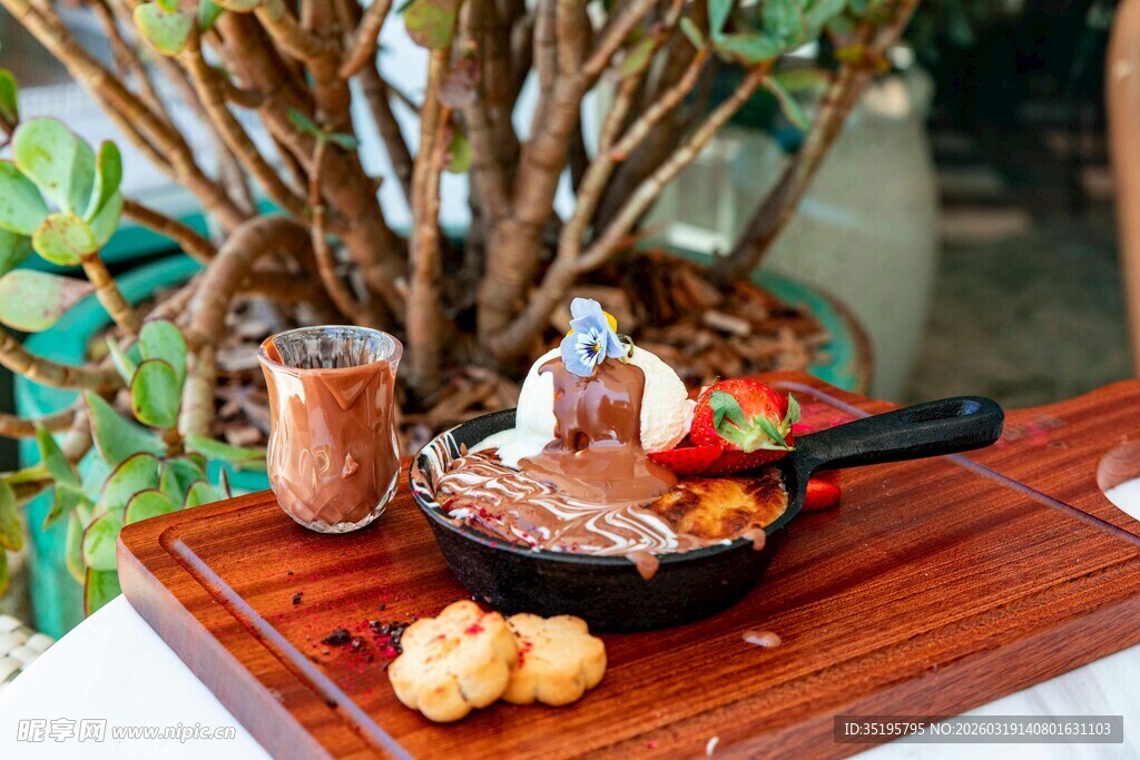 精致美食与绿植搭配摆盘