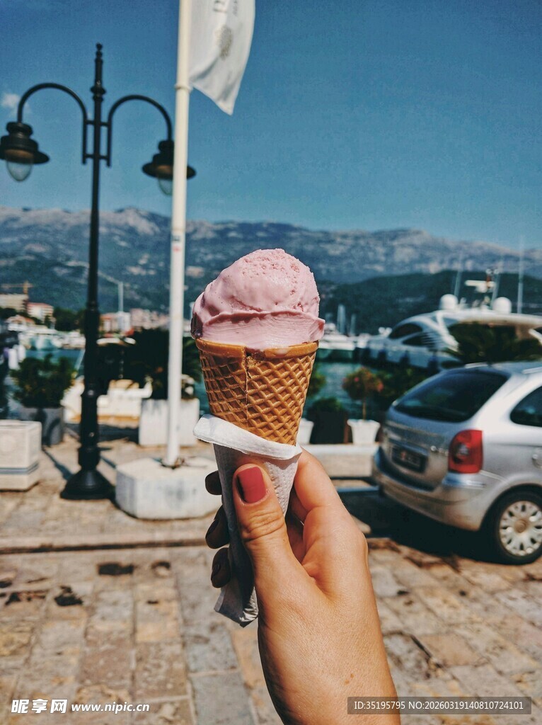 手持粉色冰淇淋的惬意瞬间