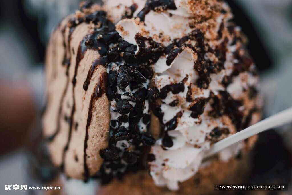 美味巧克力淋酱冰淇淋