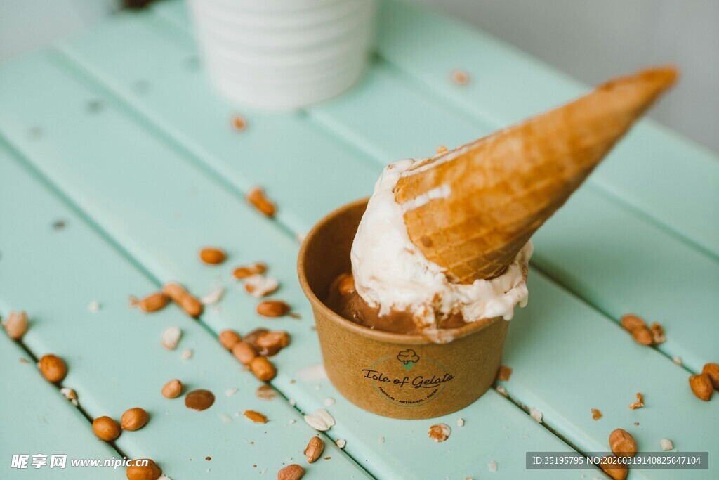 木质桌上的美味冰淇淋