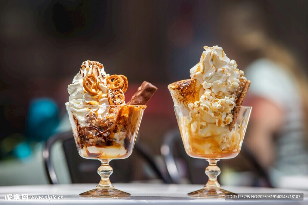 美味双杯冰淇淋甜品