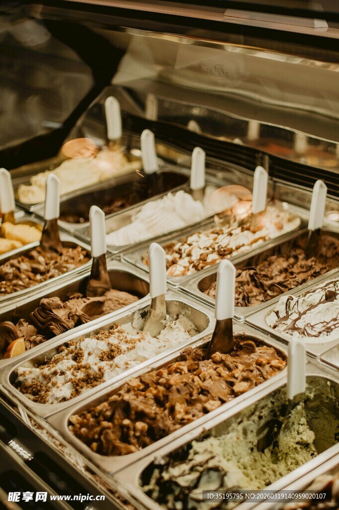 自助美食展示柜中的佳肴