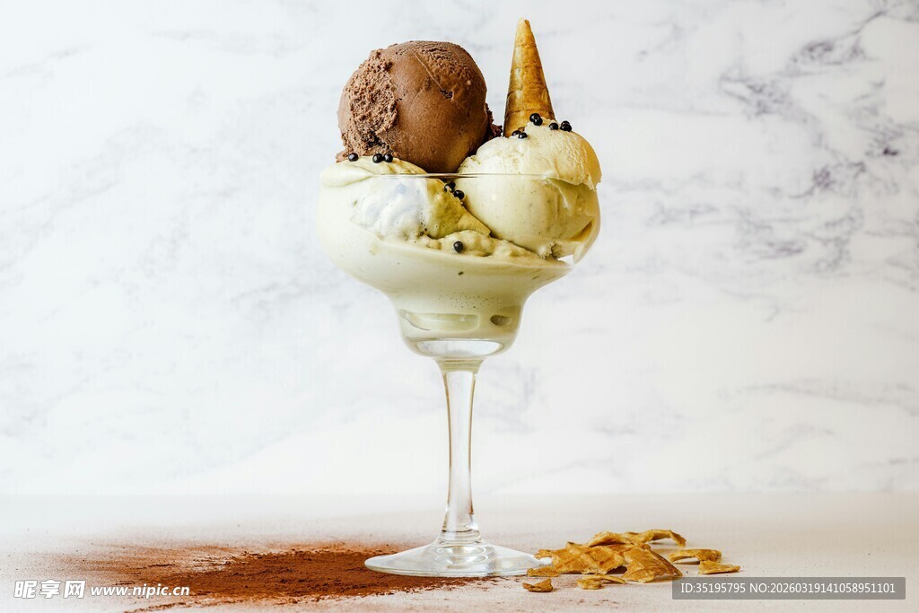 高脚杯中的美味冰淇淋