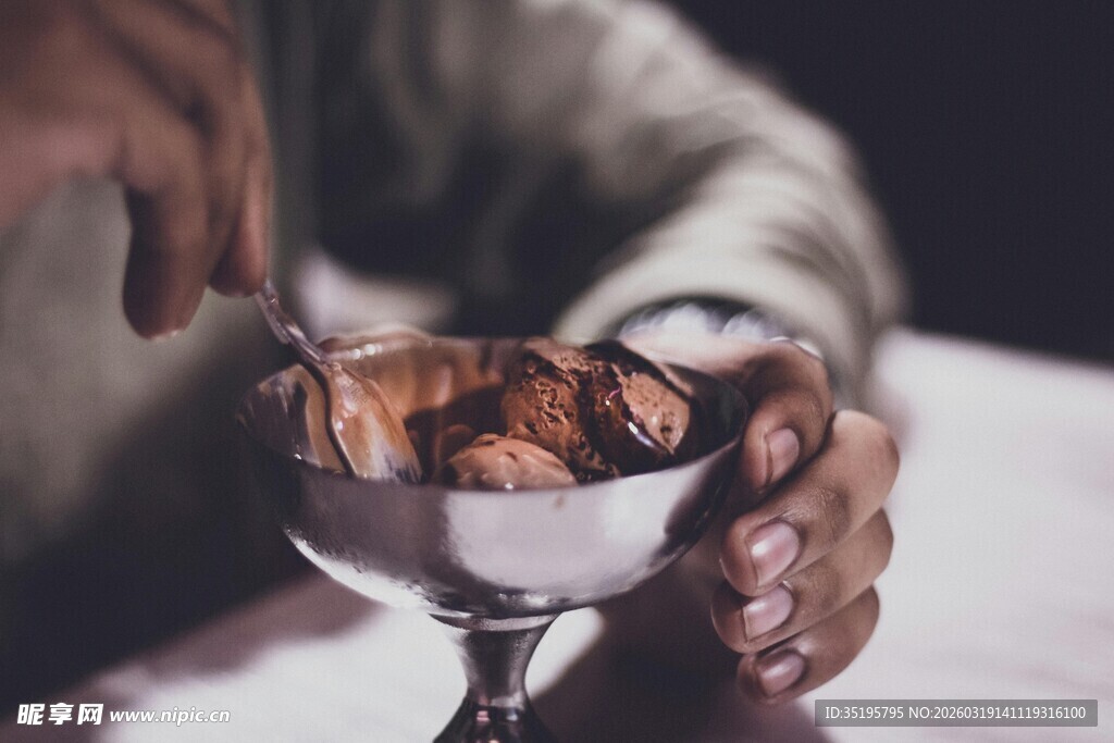 手持银杯享用美味栗子