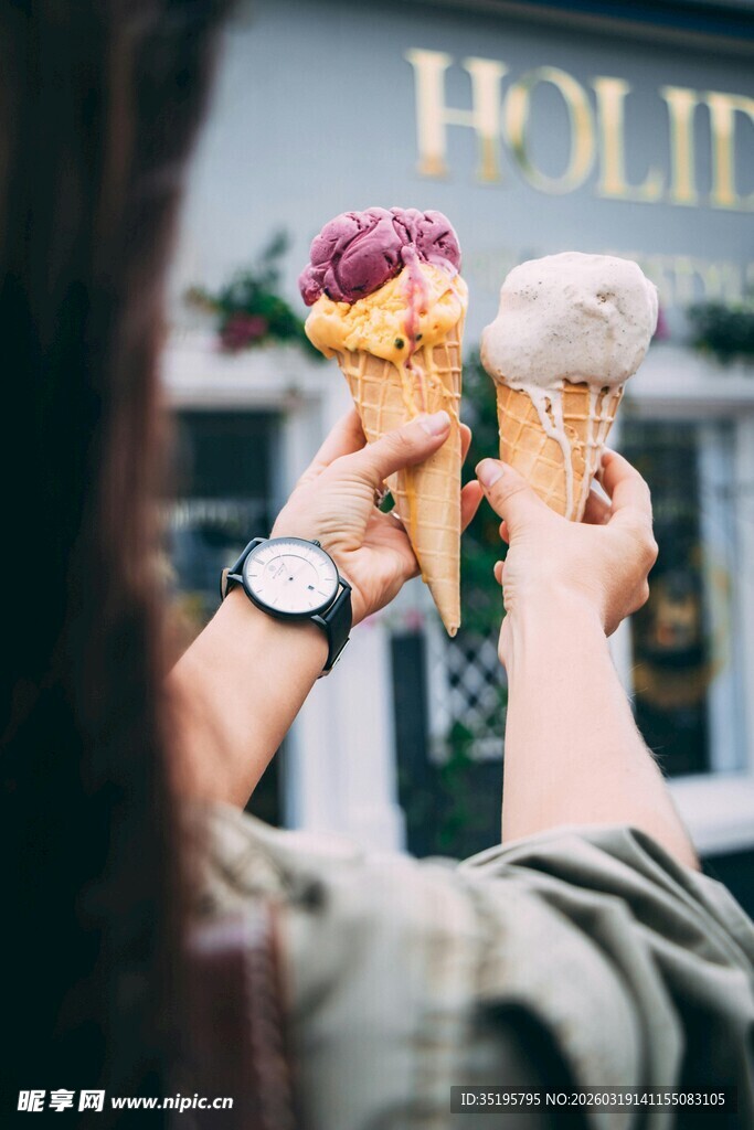 手持多彩冰淇淋的美好瞬间