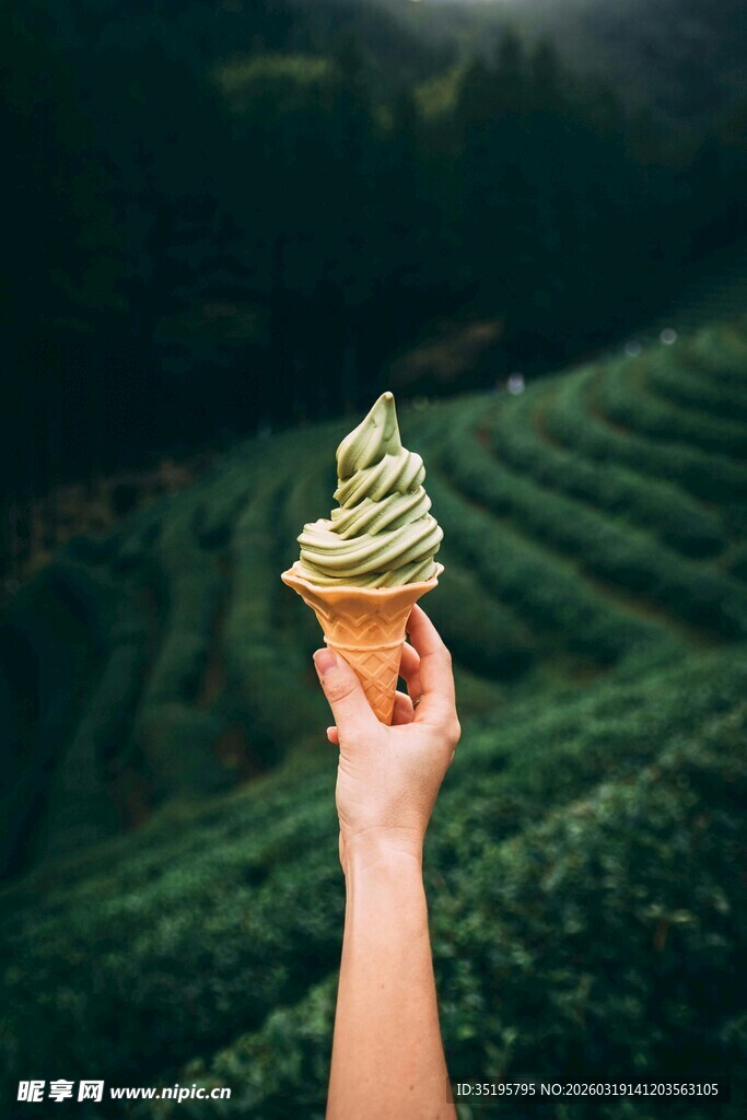 手捧抹茶冰淇淋于茶园