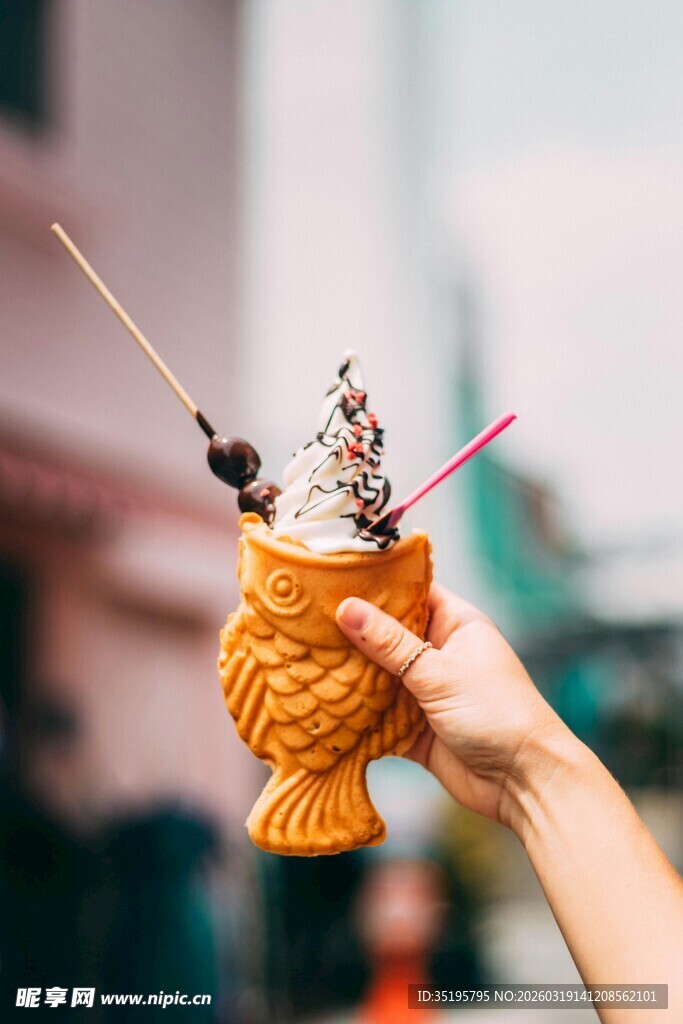 手捧特色鱼形冰淇淋