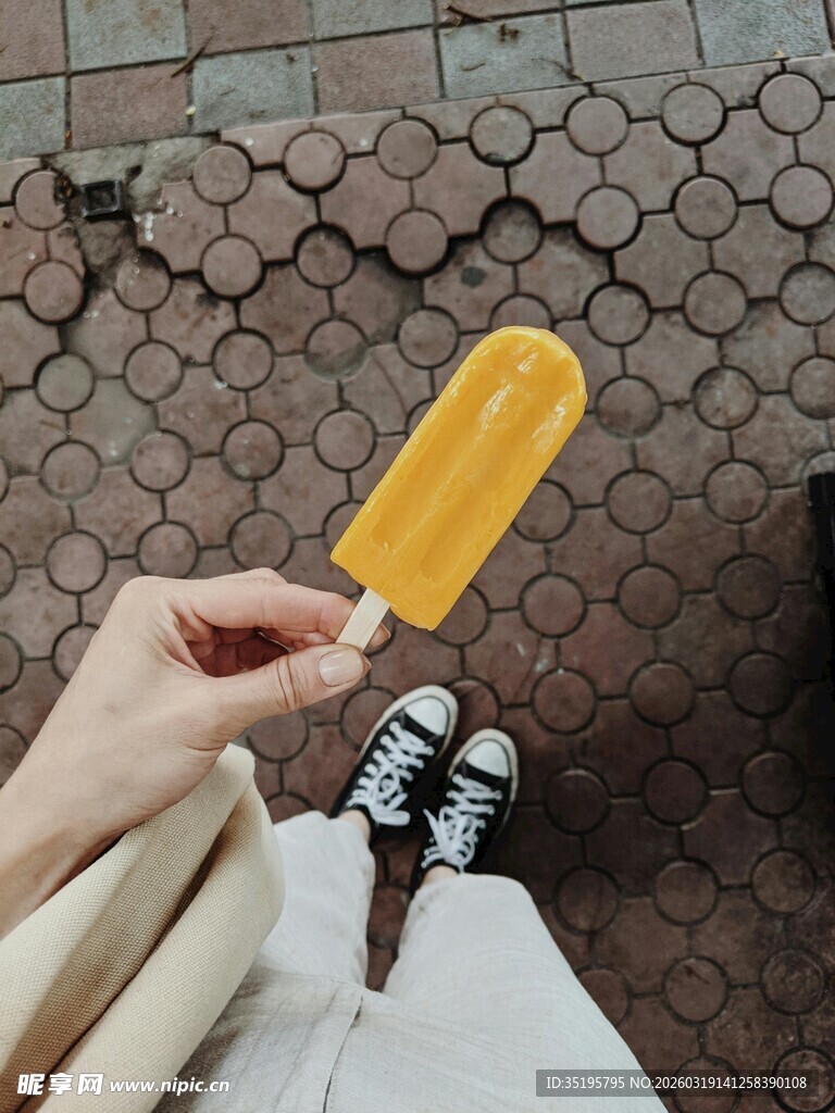 手持美味黄色冰棍的瞬间